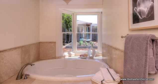 Photo of bathtub 