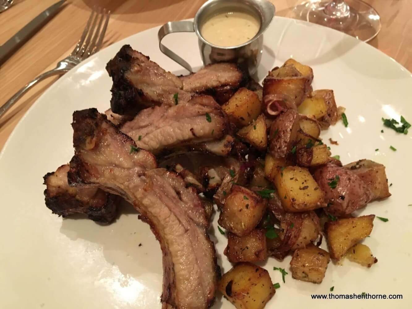 roasted ribs with potatoes and sauce