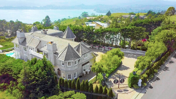 Aerial view of 190 Gilmartin Drive in Tiburon, California