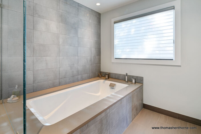 Master bath tub