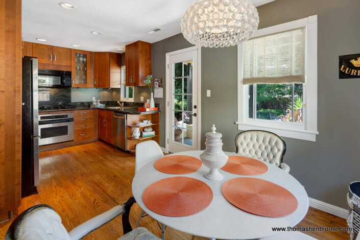 Dine in kitchen with round table