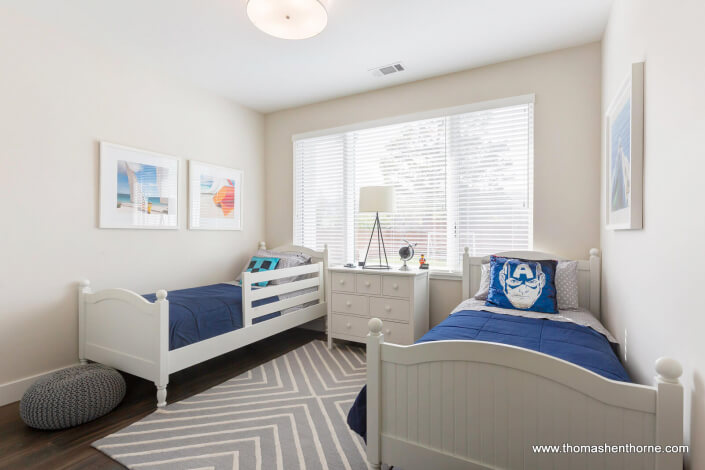 bedroom with two twin beds