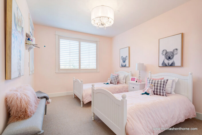 bedroom with two twin beds