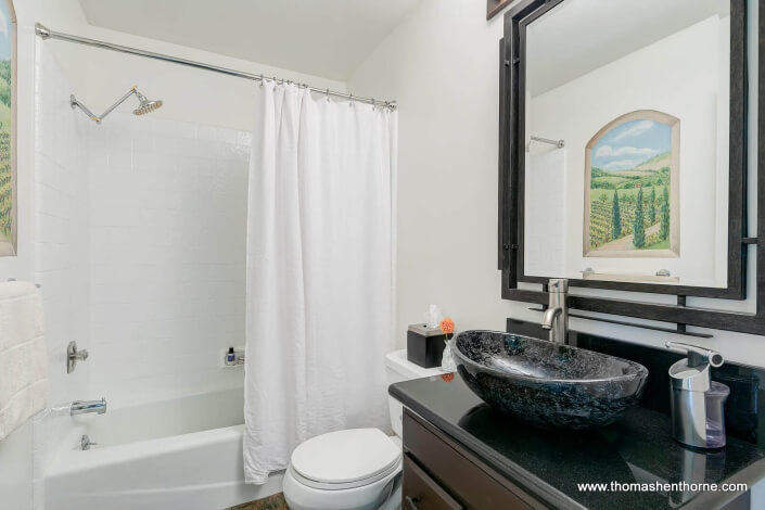 bathroom with shower tub