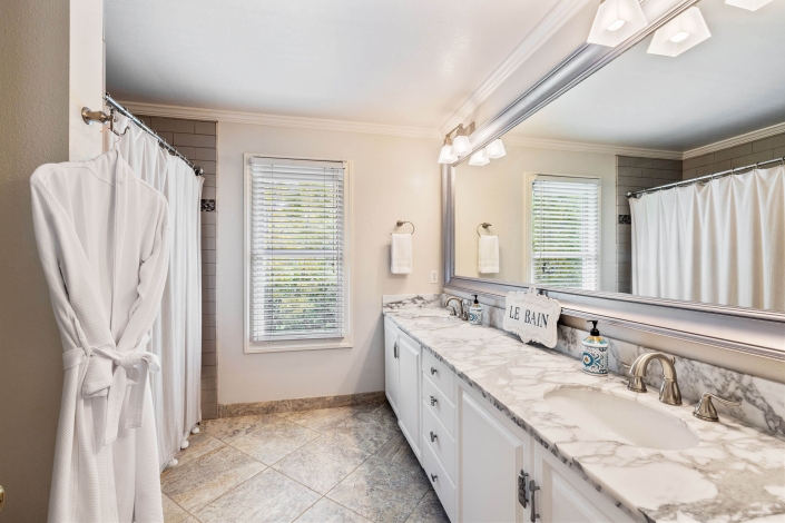 bathroom with two sinks