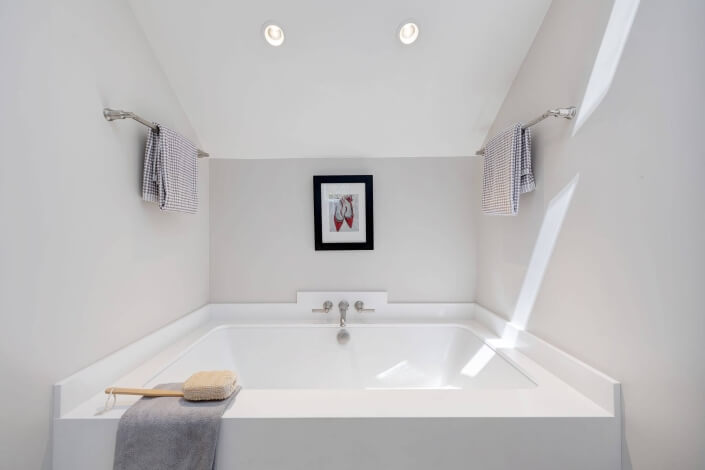 Soaking tub with light from skylight