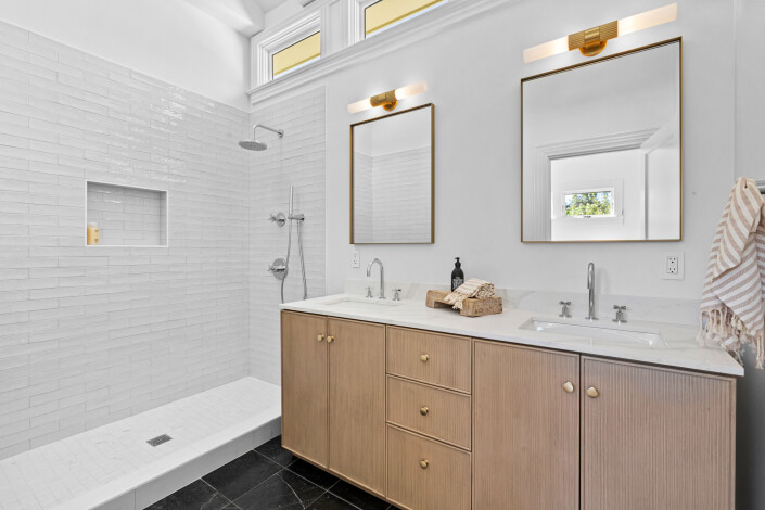 Dual sink vanity in primary bathroom