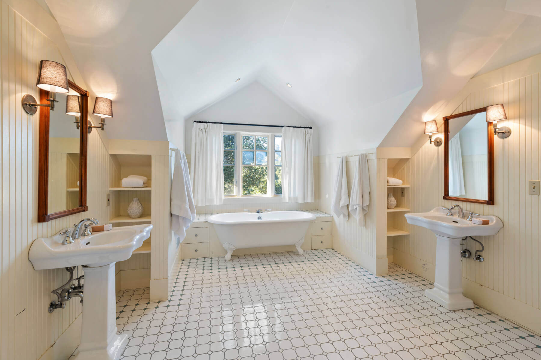 bathroom with clawfoot bathtub