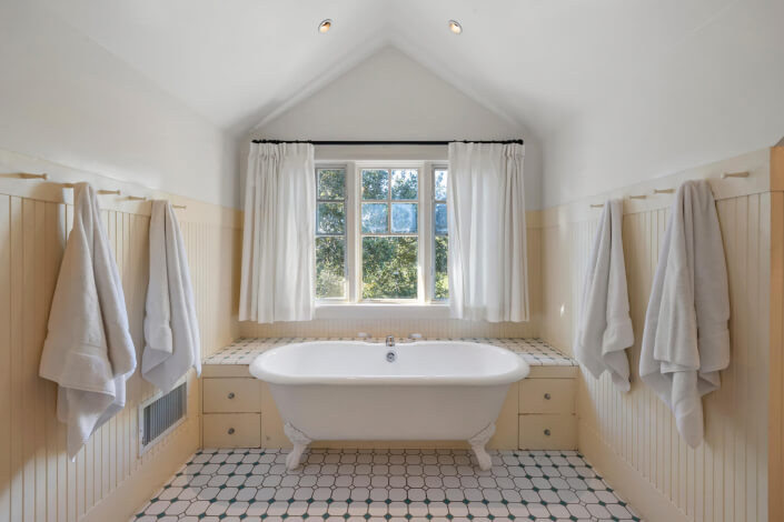 bathroom with clawfoot bathtub