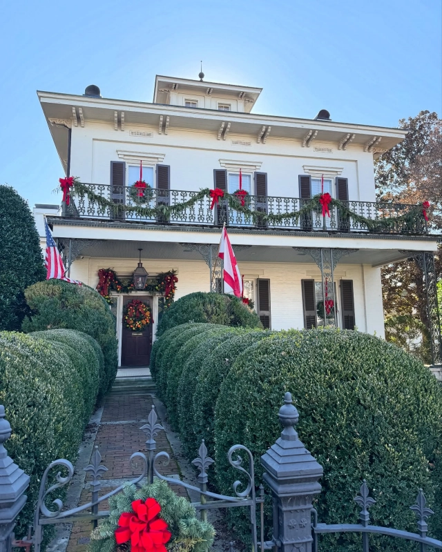 I walked around Huntsville Alabama’s historic district this morning and looked at some gorgeous homes. #sweethomealabama #historichomes #historichomesofamerica